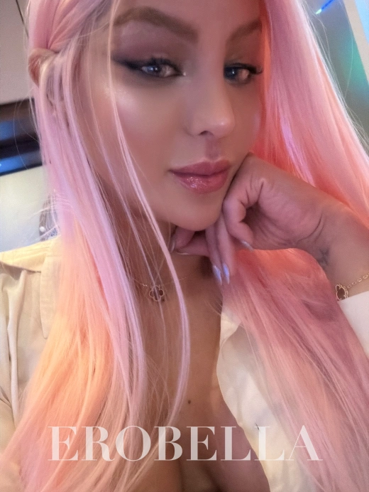 Bold Confidence with Nathaly's Captivating Presence photo 5