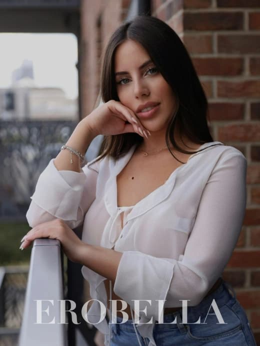 Petite Elegance with Wendy's Captivating Personality independent escort in marlow uk